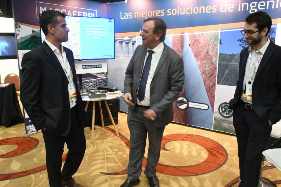 XXI Congreso Ibero Latinoamericano del Asfalto El Ministro visita stands de empresas