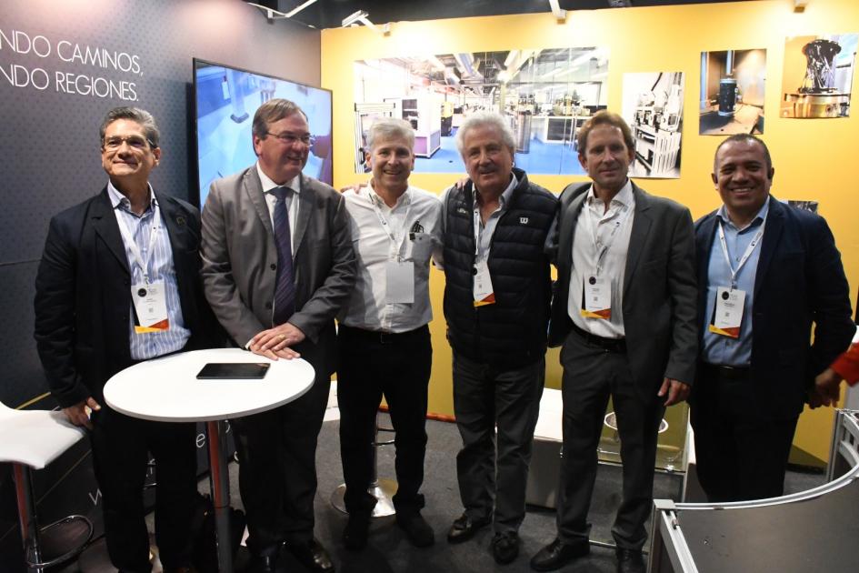 XXI Congreso Ibero Latinoamericano del Asfalto El Ministro visita stands de empresas