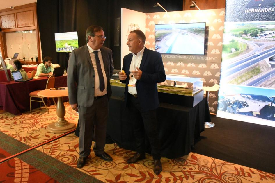 XXI Congreso Ibero Latinoamericano del Asfalto El Ministro hablando con empresas en stands