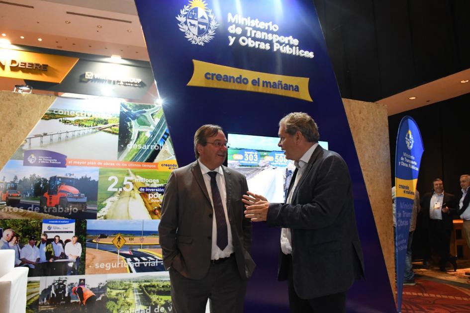 XXI Congreso Ibero Latinoamericano del Asfalto El Ministro hablando con empresas en el stand del Ministerio