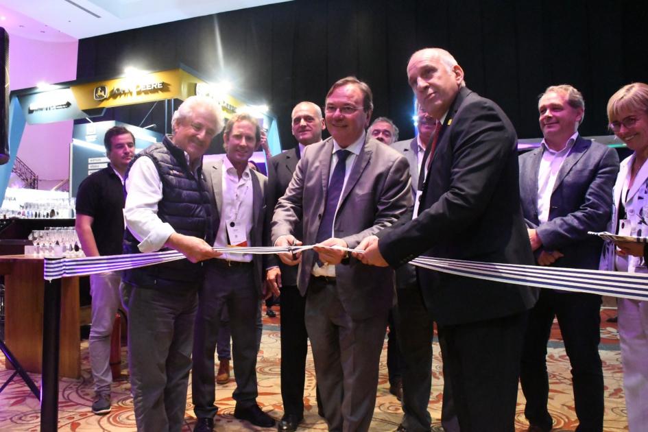 XXI Congreso Ibero Latinoamericano del Asfalto Autoridades cortando cinta dando por inaugurado el Congreso