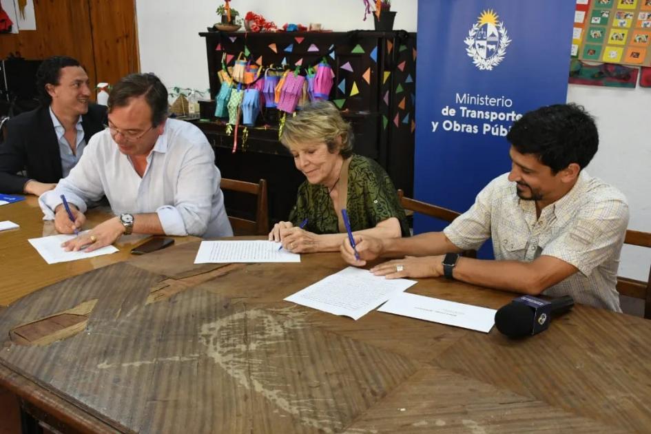Firma de convenio social en Centro Manos Unidas Autoridades firmando convenio