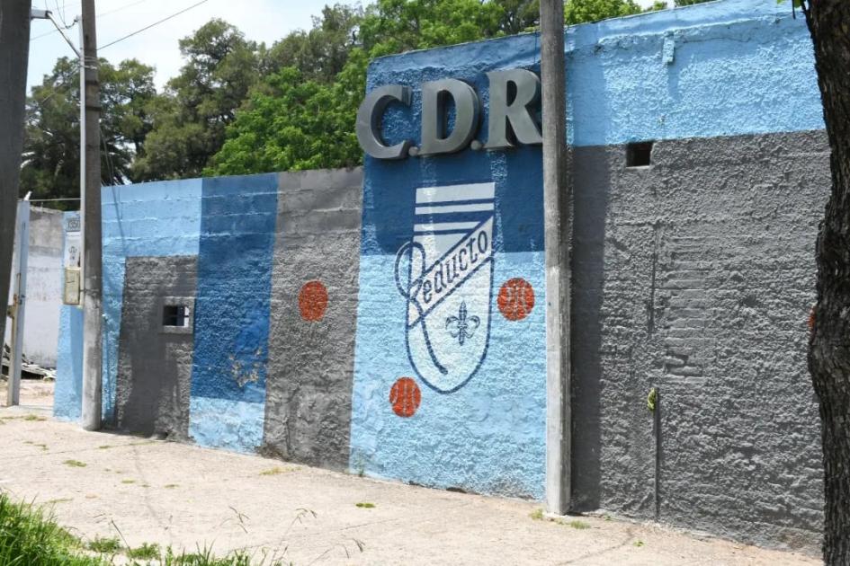 Firma de convenio social en Club Deportivo Reducto Fachada del Club Deportivo Reducto
