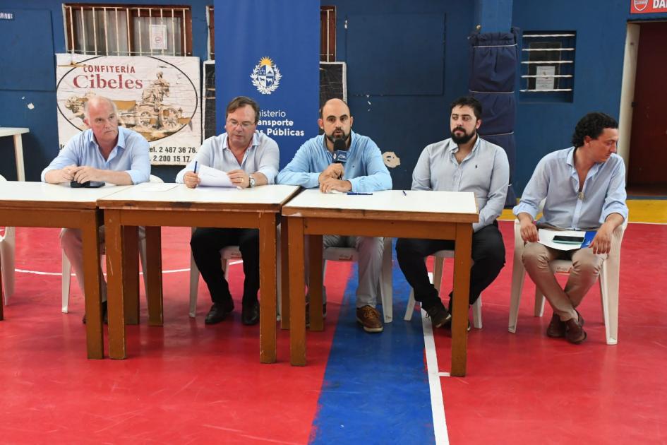 Firma de convenio social en Club Atlético Marne Autoridades firmando el convenio en el Club Atlético Marne