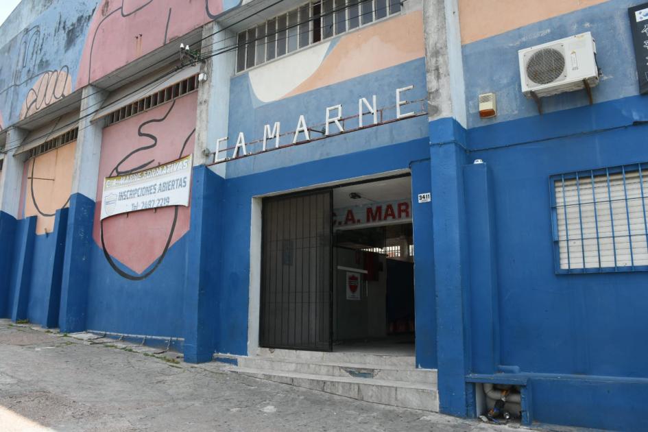 Firma de convenio social en el Club Atlético Marne Fachada del Club Atlético Marne