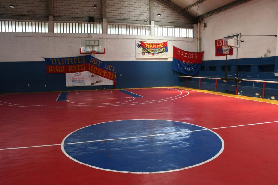 Firma de convenio social en Club Atlético Marne Cancha de basquetboll del Club Atlético Marne