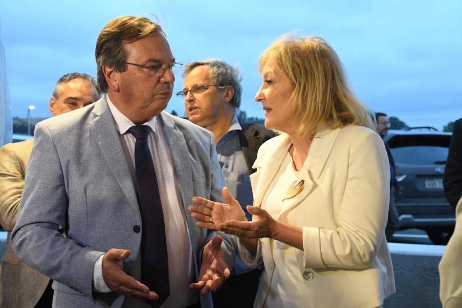 Inauguramos el intercambiador en ruta 5 y camino Eduardo Pérez Ministro, José Luis Falero hablando con Carolina Cosse, Intendenta de Montevideo