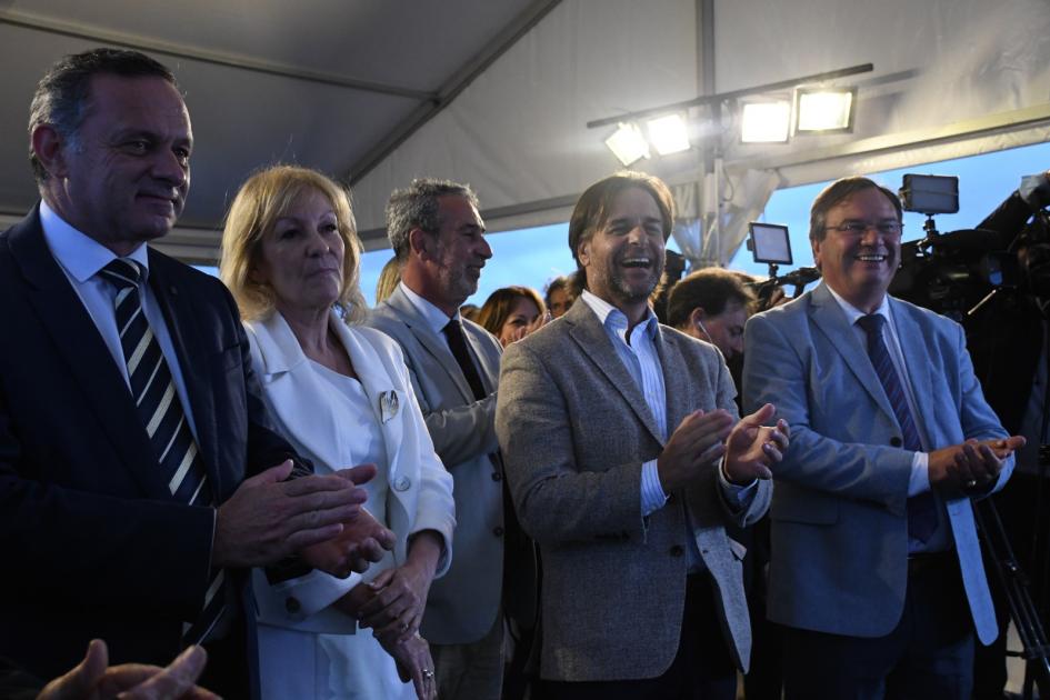 El Presidente de la República, con el Ministro, Carolina Cosse y Álvaro Delgado