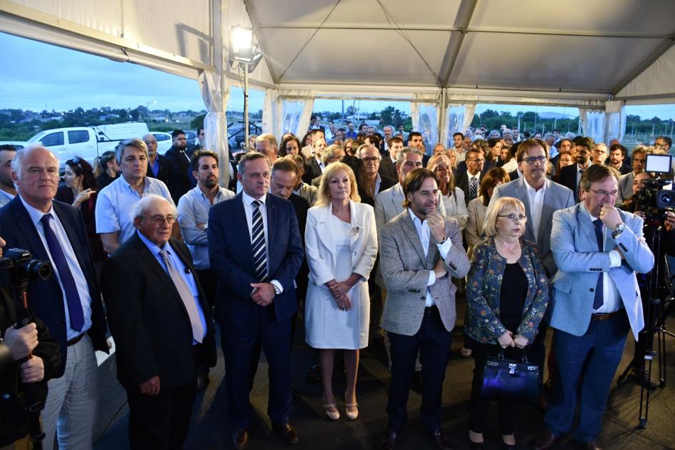 Inauguramos el intercambiador en ruta 5 y camino Eduardo Pérez Autoridades en el evento de inauguración, mientras se presenta la obra