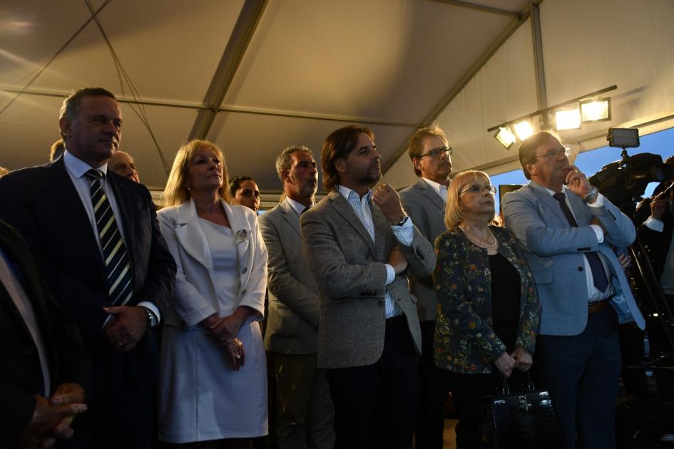 El Presidente de la República, con el Ministro, Carolina Cosse, Álvaro Delgado y Directora Gral.