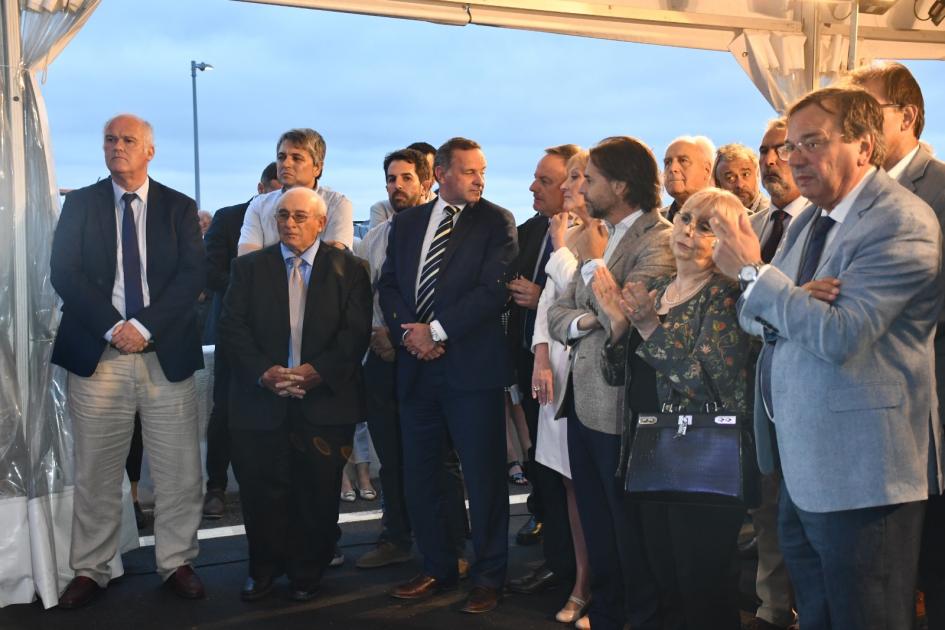Inauguramos el intercambiador en ruta 5 y camino Eduardo Pérez Autoridades en el evento de inauguración, mientras se presenta la obra