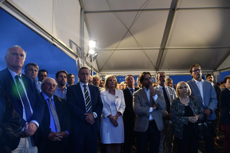 Autoridades en el evento de inauguración, mientras se presenta la obra