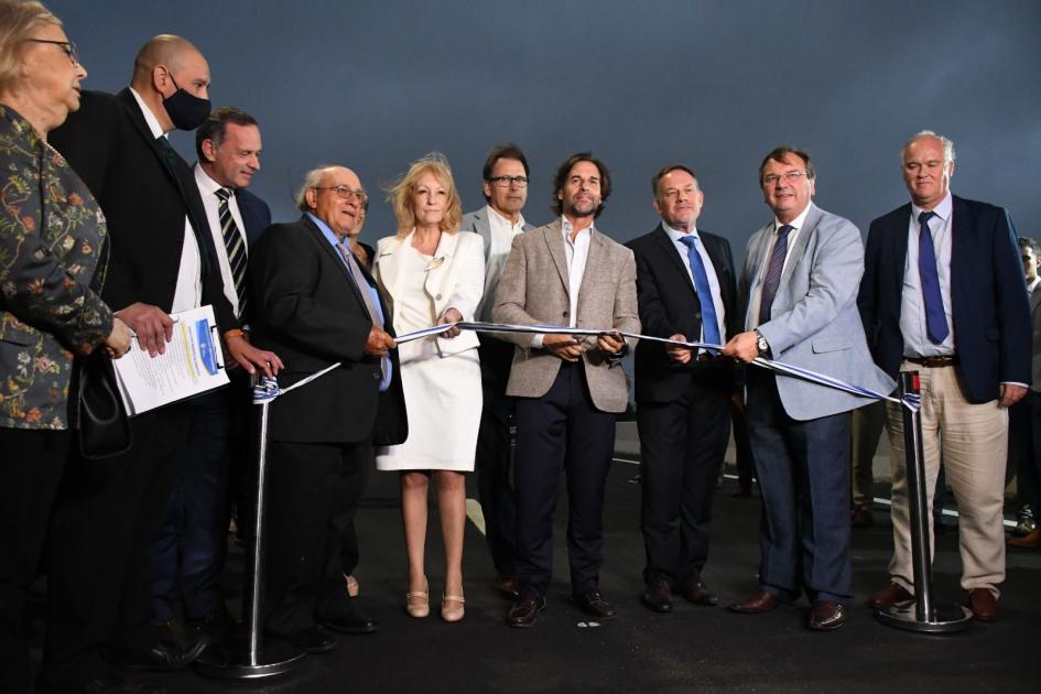 Inauguramos el intercambiador en ruta 5 y camino Eduardo Pérez Autoridades cortando la cinta que inaugura las obras.