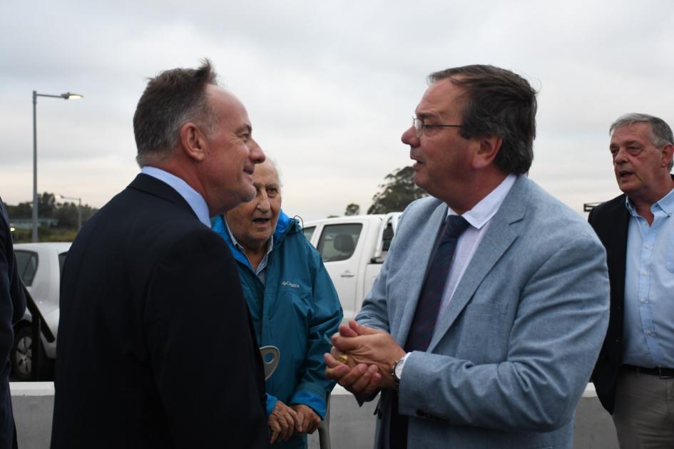 Inauguramos el intercambiador en ruta 5 y camino Eduardo Pérez El Ministro, José Luis Falero dialogando con participantes del evento
