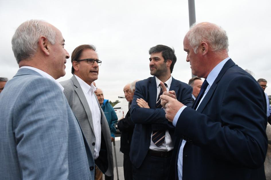 Inauguramos el intercambiador en ruta 5 y camino Eduardo Pérez Subsecretario, Juan José Olaizola y Director de Vialidad dialogando con participantes del evento