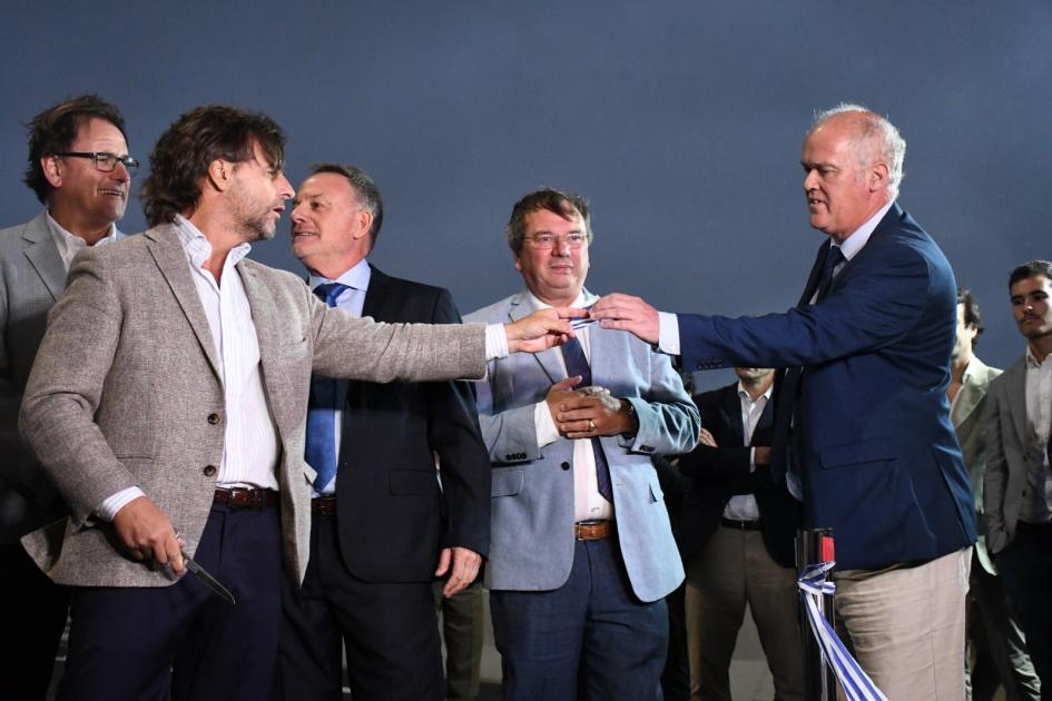 Inauguramos el intercambiador en ruta 5 y camino Eduardo Pérez Autoridades cortando la cinta que inaugura las obras.