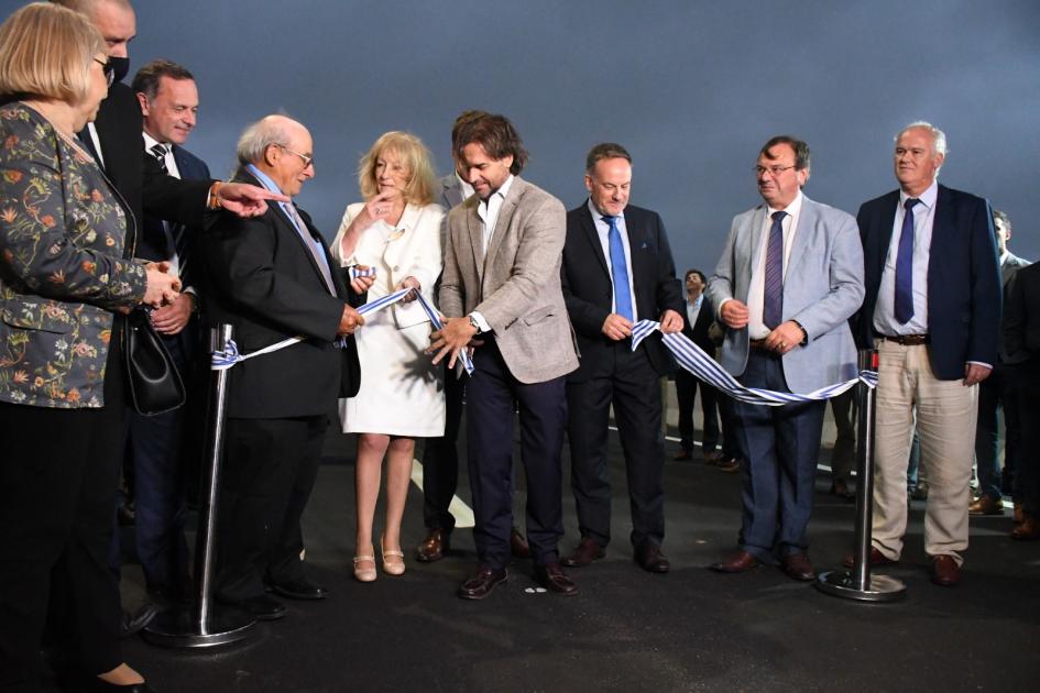 Inauguramos el intercambiador en ruta 5 y camino Eduardo Pérez Autoridades cortando la cinta que inaugura las obras.