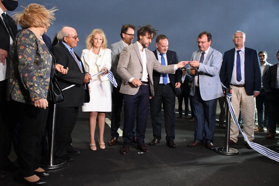 Inauguramos el intercambiador en ruta 5 y camino Eduardo Pérez Autoridades cortando la cinta que inaugura las obras.