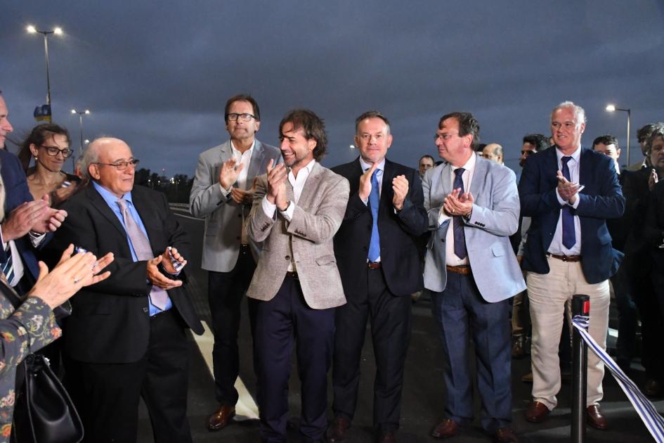 Inauguramos el intercambiador en ruta 5 y camino Eduardo Pérez Autoridades cortando la cinta que inaugura las obras.
