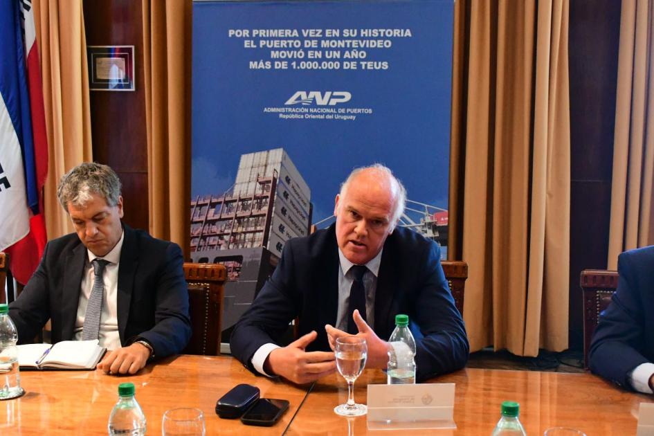 Comisión Coordinadora Honoraria de ANP Subsecretario Olaizola de MTOP hablando en el acto