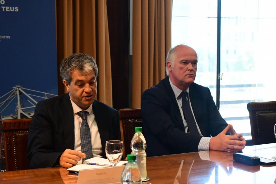 Comisión Coordinadora Honoraria de ANP Subsecretario Olaizola de MTOP y Presidente Curbelo de ANP en la mesa de la sala de actos