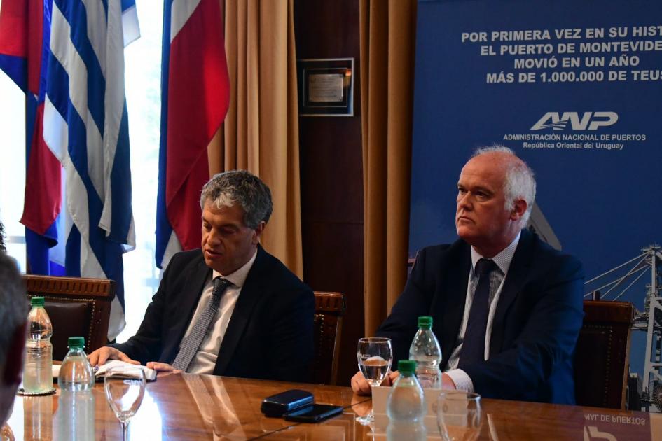 Comisión Coordinadora Honoraria de ANP Subsecretario Olaizola de MTOP y Presidente Curbelo de ANP en la mesa de la sala de actos