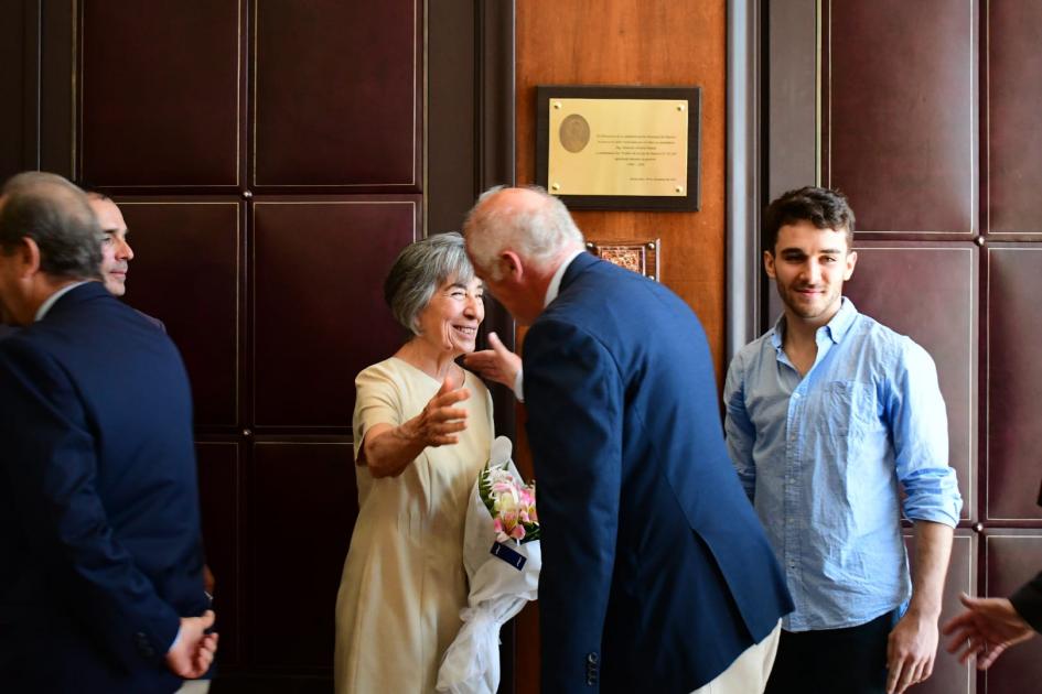 Comisión Coordinadora Honoraria de ANP Subsecreatario Juan José Olaizola saludando a familiares del Ing. Eduardo Álvarez Mazza
