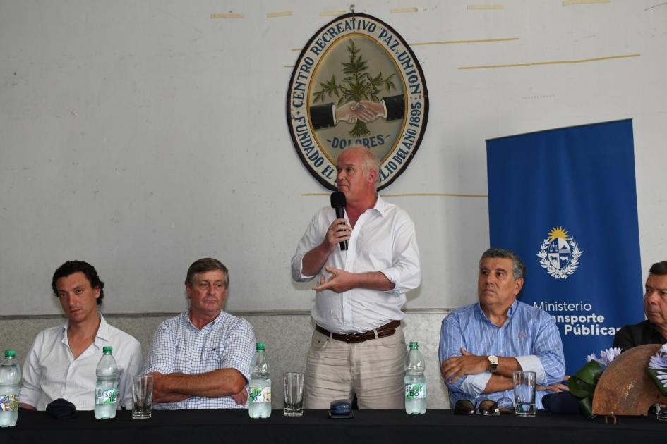 Firma de Convenio Social en instituciones de Soriano y Paysandú Subsecretario Juan José Olaizola hablando en el acto de firma de convenio del Centro Paz y Unión