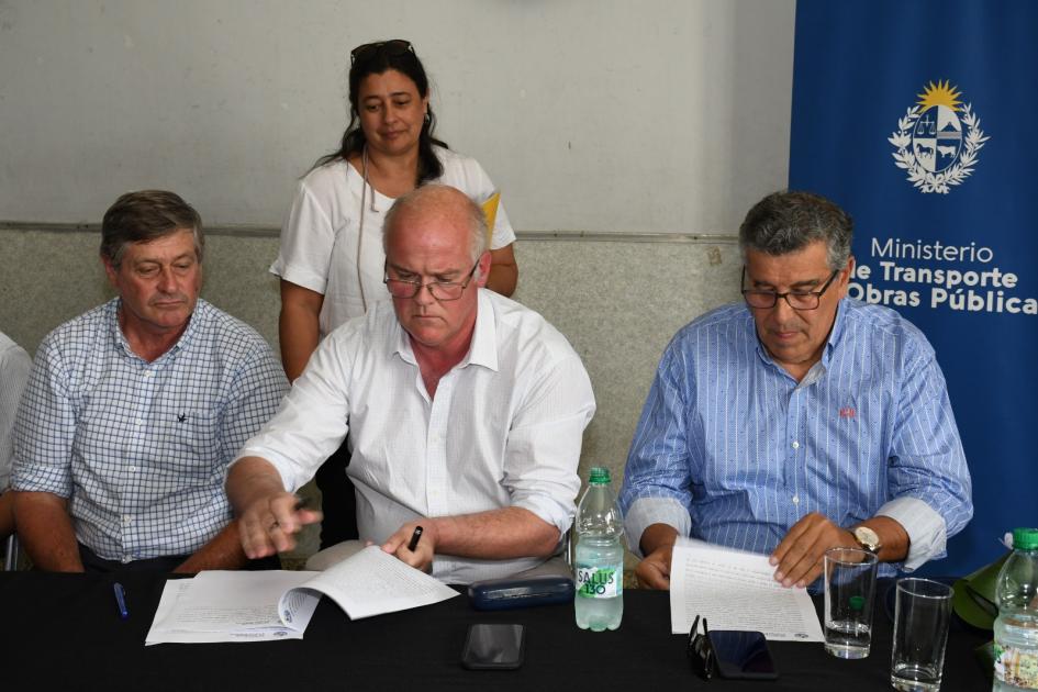 Firma de Convenio Social en instituciones de Soriano y Paysandú Subsecretario Juan José Olaizola firmando convenio en Centro Paz y Unión