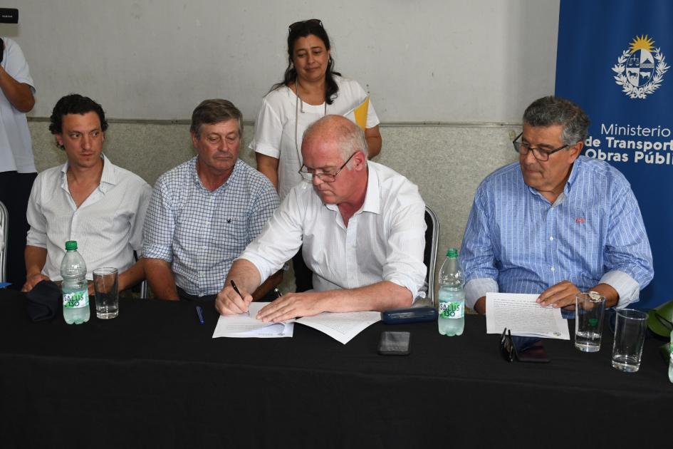 Firma de Convenio Social en instituciones de Soriano y Paysandú Subsecretario Juan José Olaizola firmando el convenio con el Centro Paz y Unión