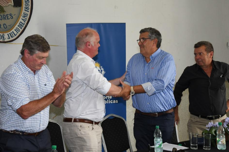 Firma de Convenio Social en instituciones de Soriano y Paysandú Subsecretario Juan José Olaizola saludando a representantes del Centro Paz y Unión
