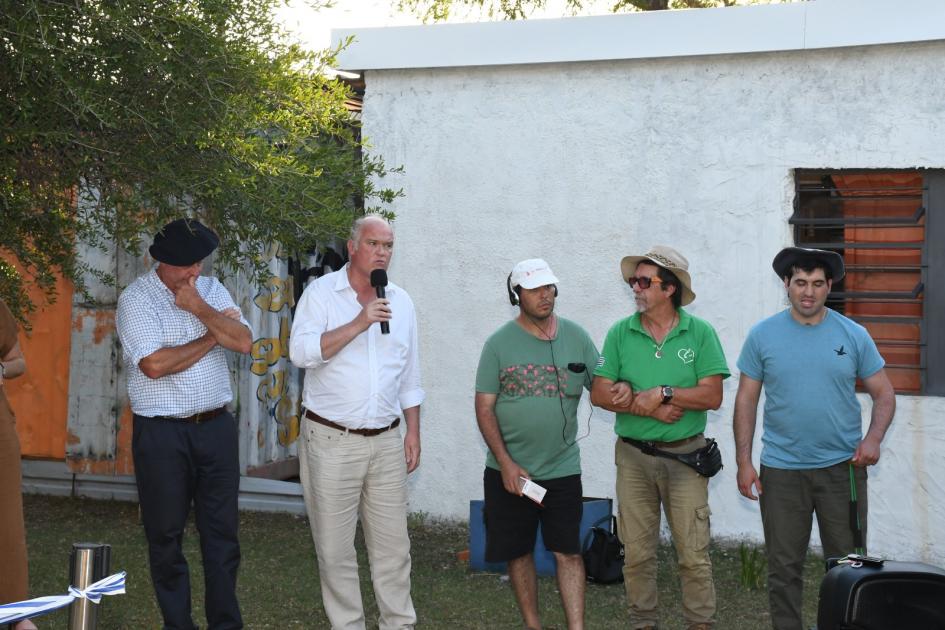 Firma de Convenio Social en instituciones de Soriano y Paysandú Subsecretario Olaizola de MTOP hablando en el Centro de Rehabilitación Encuestre Nº22.