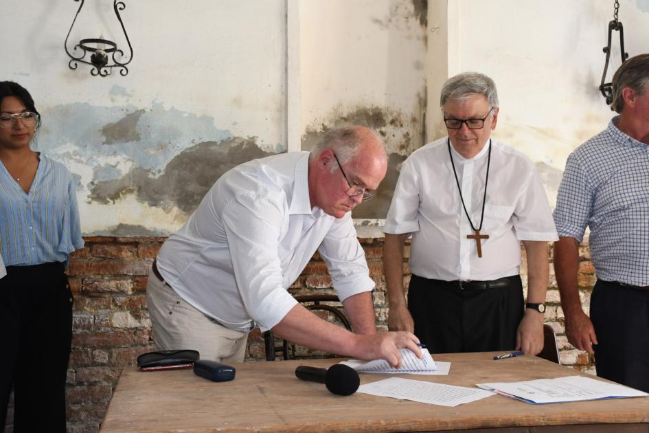Firma de Convenio Social en instituciones de Soriano y Paysandú Firma del convenio con la Iglesia Católica Apostólica Romana