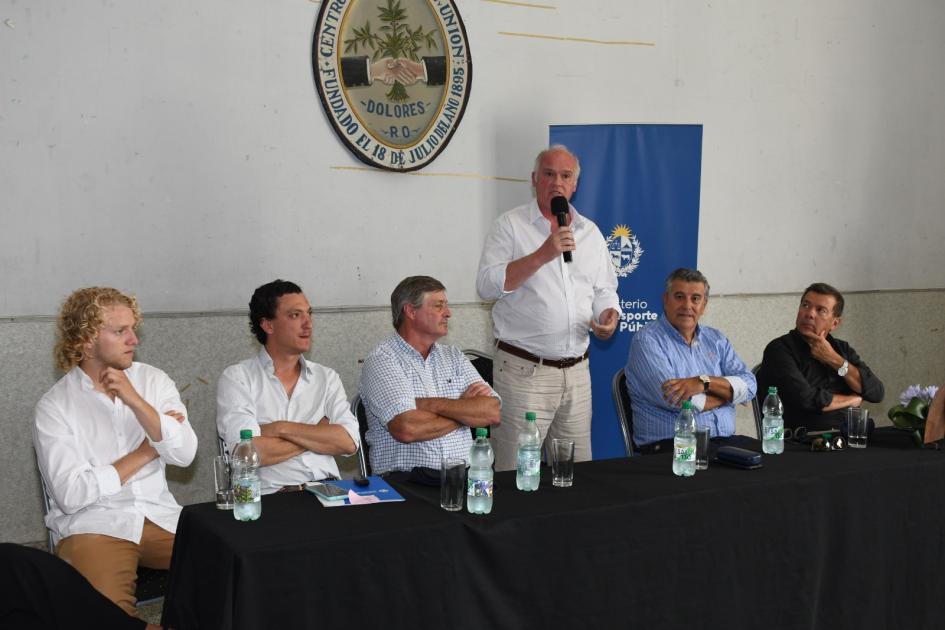 Firma de Convenio Social en instituciones de Soriano y Paysandú Subsecretario Juan José Olaizola hablando en el acto de firma de convenio del Centro Paz y Unión