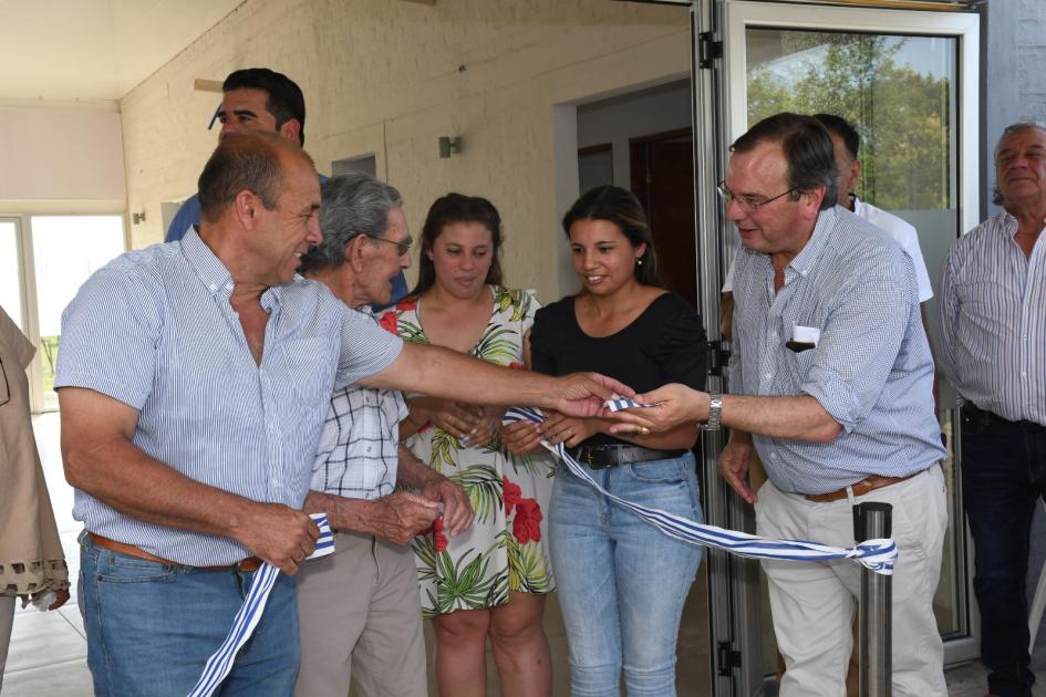 Firma de Convenio Social en instituciones de Soriano y Paysandú Corte de cinta que inaugura obras en el Club San Fénix