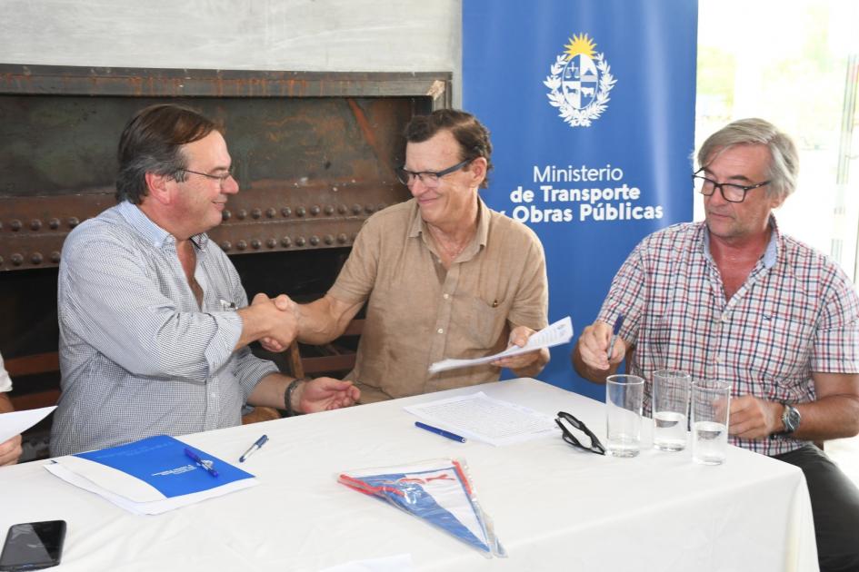 Firma de Convenio Social en instituciones de Soriano y Paysandú Ministro Falero firmando convenio con el Yacth Club