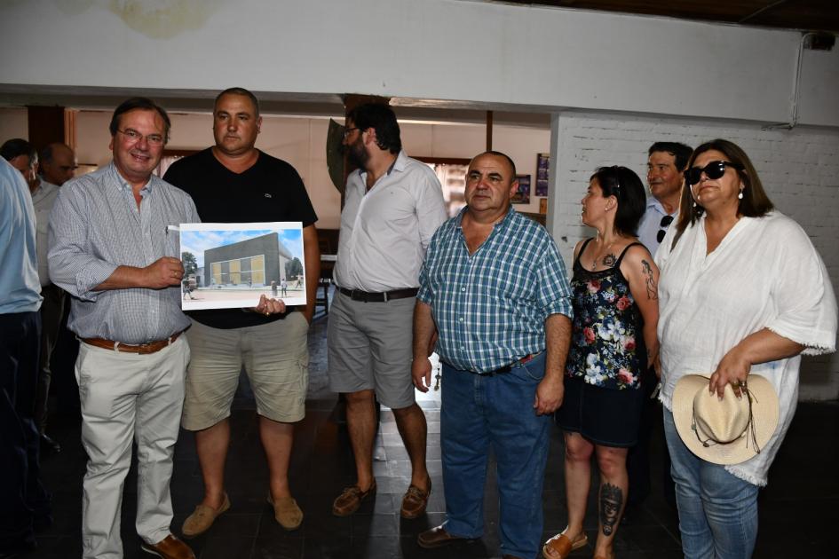 Firma de Convenio Social en instituciones de Soriano y Paysandú Ministro Falero con representantes del Club Atlético Peñarol de Guichón