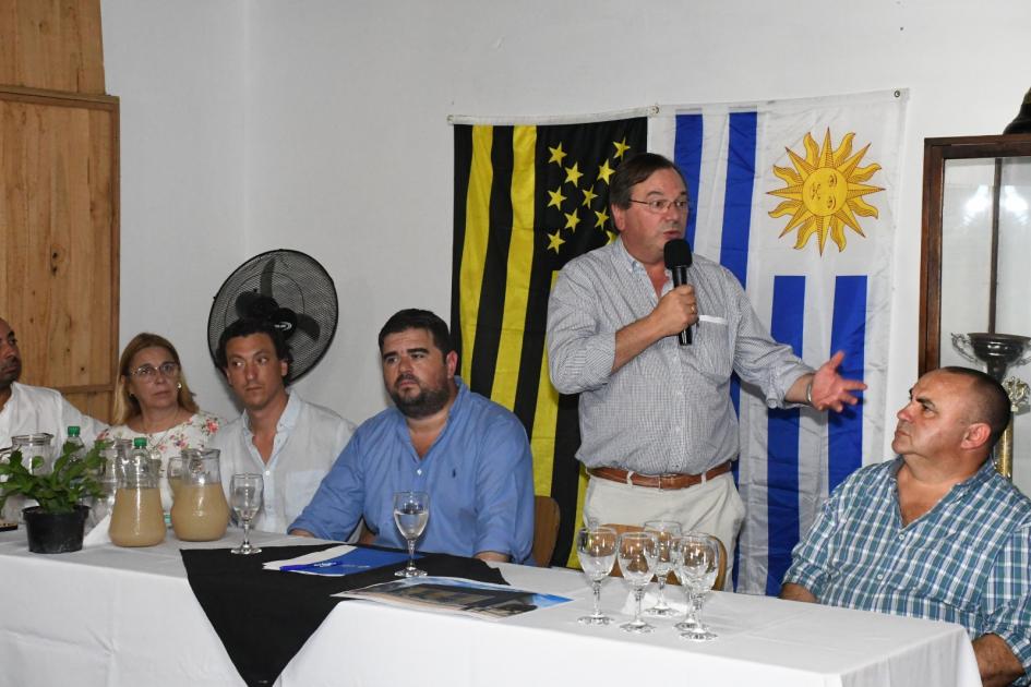 Firma de Convenio Social en instituciones de Soriano y Paysandú Ministro Falero hablando pervio a la firma de convenio con Club Atlético Peñarol de Guichón