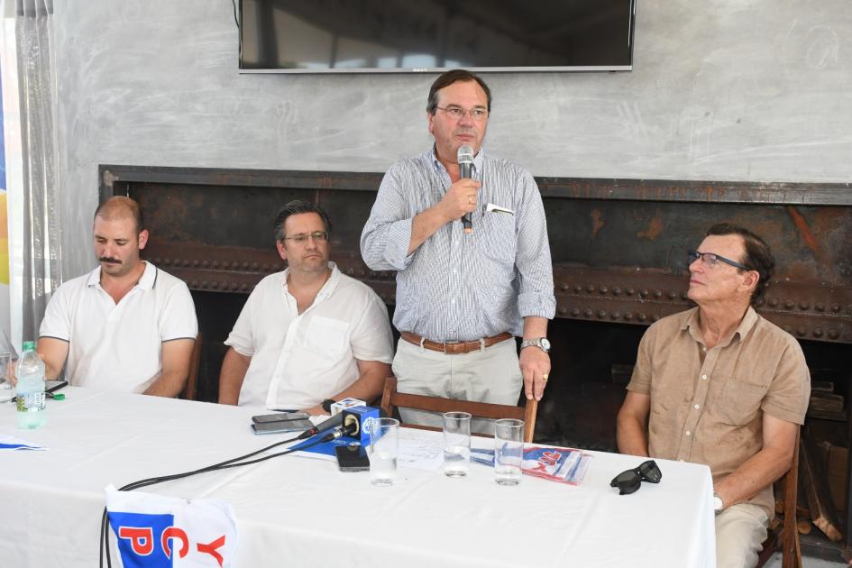 Firma de Convenio Social en instituciones de Soriano y Paysandú Ministro Falero hablando previo a la firma del convenio con el Yacth Club