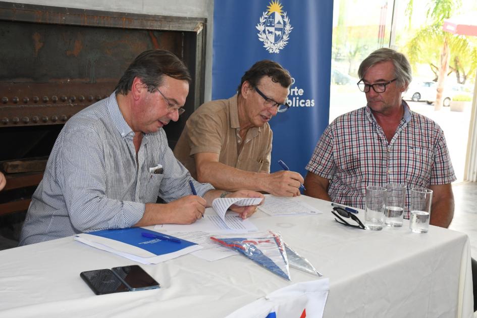 Firma de Convenio Social en instituciones de Soriano y Paysandú Ministro Falero firmando convenio con el Yacth Club