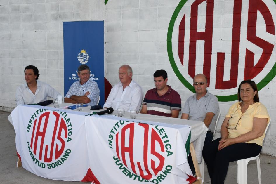 Firma de Convenio Social en instituciones de Soriano y Paysandú Autoridades pevio a la firma de convenio con Club Atlético Juventud