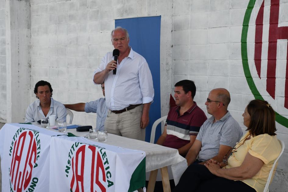 Firma de Convenio Social en instituciones de Soriano y Paysandú Subsecretario Juan José Olaizola hablando previo a la firma de convenio con Club Atlético Juventud