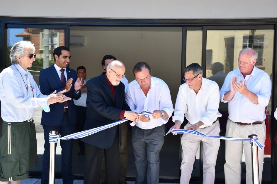 Inauguración de obras en Casa Armenia Hnchakian Cortando la cinta que inaugura el salón de usos múltiples