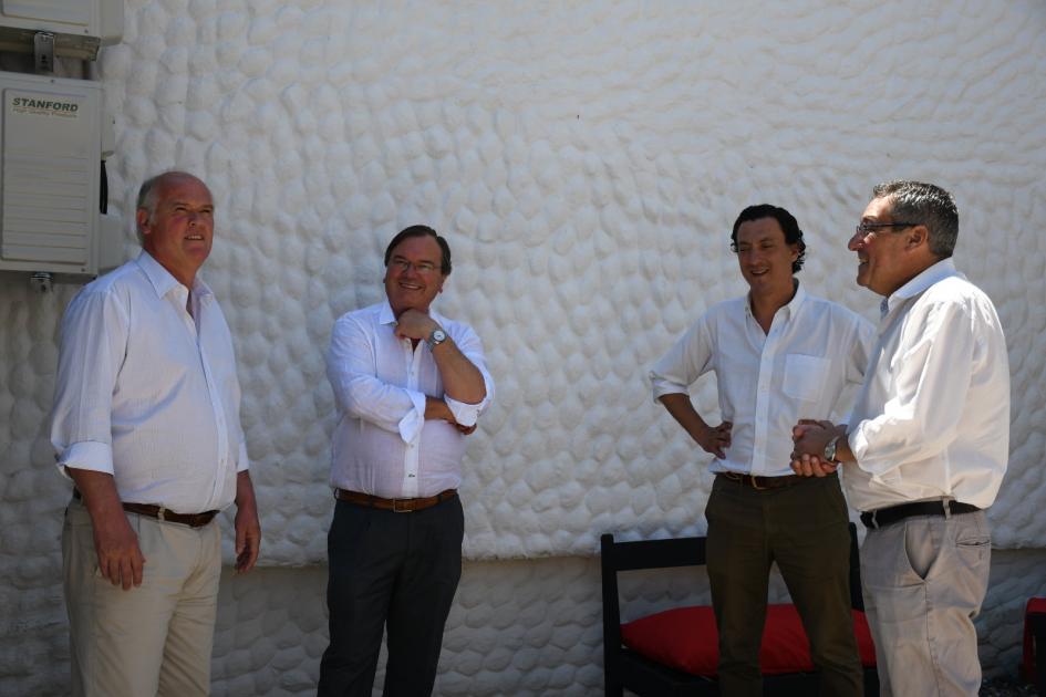 Inauguración de obras en Casa Armenia Hnchakian Autoridades conversando en las instalaciones de la Casa Armenia