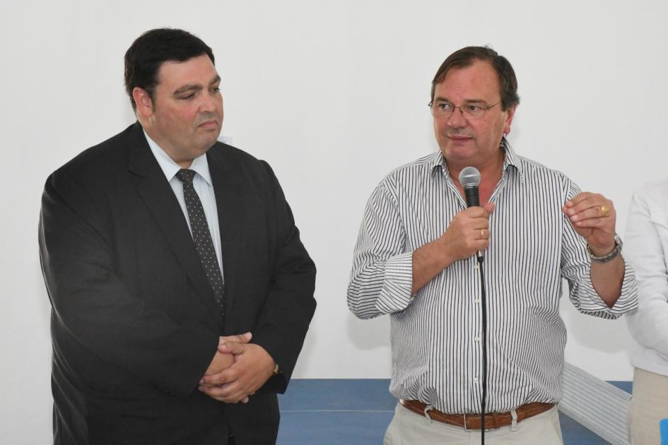 Inauguración de obras en Asociación Pro bienestar de jóvenes y niños Ministro Falero y presidente de la institución en el acto de inauguración