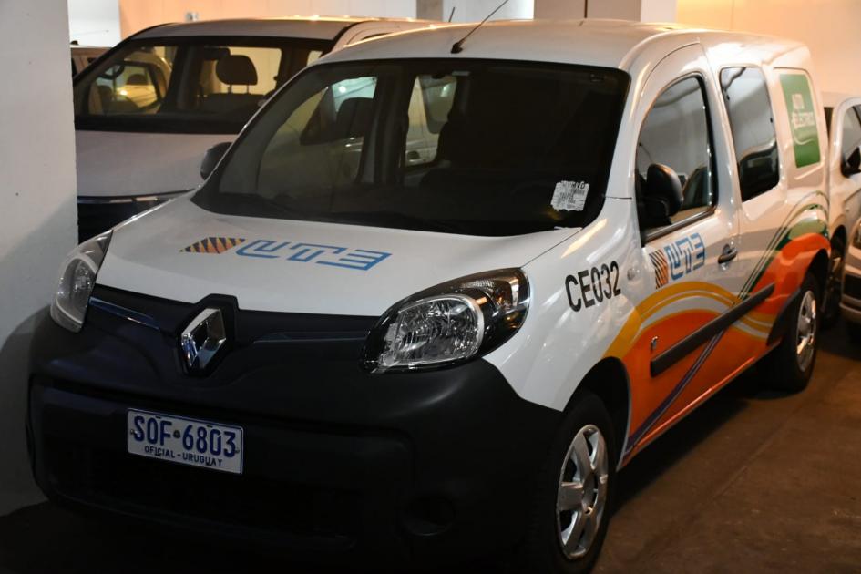 Camioneta eléctrica cedida en comodato al MTOP Camioneta eléctrica cedida en comodato al MTOP