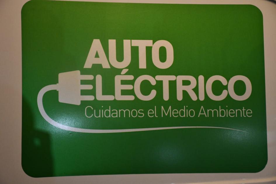 Camioneta eléctrica cedida en comodato al MTOP