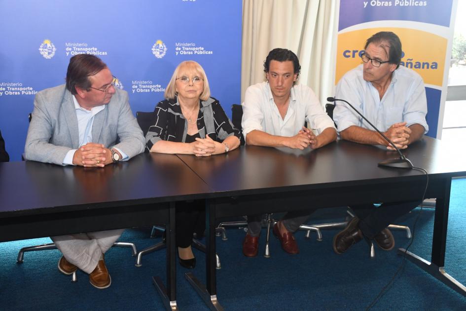 Firma de Acuerdo Marco entre MTOP y MDN Autoridades en la mesa previo a la firma del acuerdo
