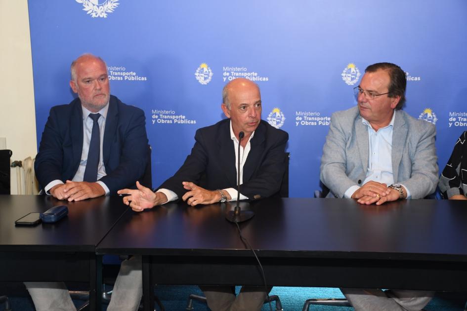 Firma de Acuerdo Marco entre MTOP y MDN Autoridades en la mesa previo a la firma del acuerdo