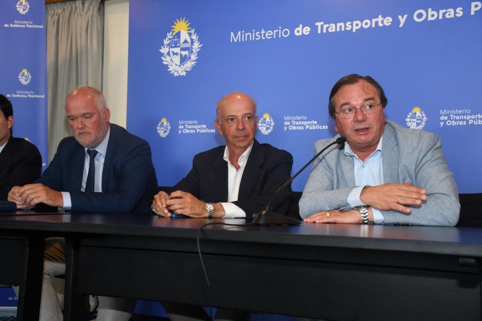 Firma de Acuerdo Marco entre MTOP y MDN Autoridades en la mesa previo a la firma del acuerdo